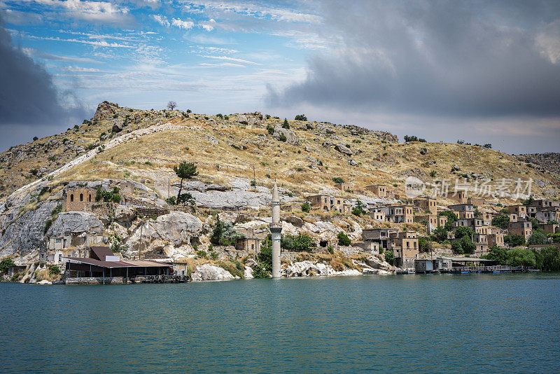 土耳其Sanliurfa Halfeti Savasan村沉没的清真寺和房屋